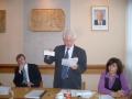Jaroslav Homolka ukazuje volebn lstky 